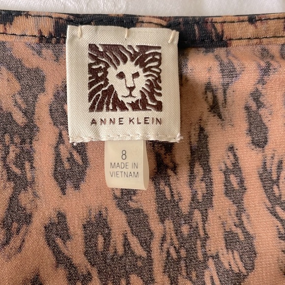 Anne Klein leopard print wrap dress. Ties at the side. Size 8. Never worn. - Picture 3 of 5